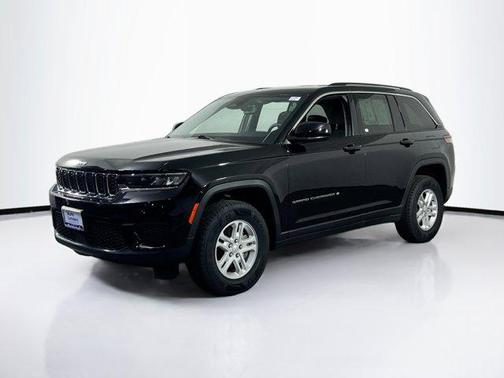 Diamond Black Crystal Pearlcoat 2023 Jeep Grand Cherokee Laredo