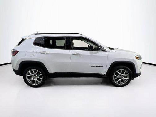 Bright White Clearcoat 2022 Jeep Compass Latitude Lux