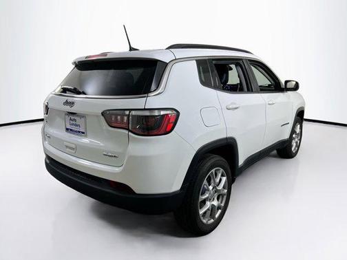 Bright White Clearcoat 2022 Jeep Compass Latitude Lux