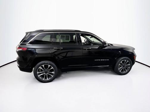 Diamond Black Crystal Pearlcoat 2022 Jeep Grand Cherokee Overland