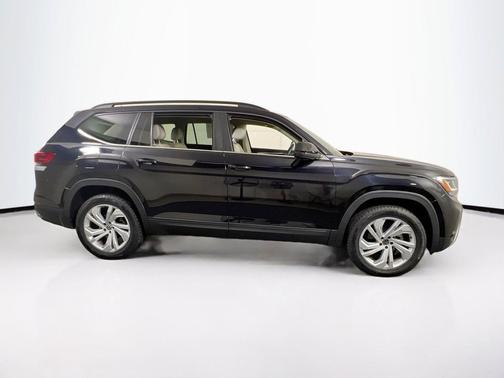Deep Black Pearl 2022 Volkswagen Atlas 3.6L SE w/Technology