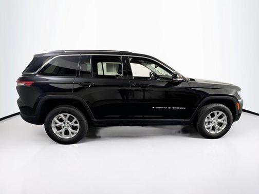 Diamond Black Crystal Pearlcoat 2023 Jeep Grand Cherokee Limited