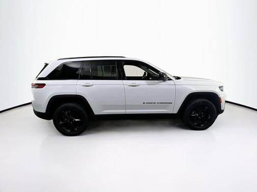 Bright White Clearcoat 2023 Jeep Grand Cherokee Altitude