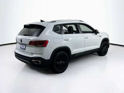 Pure White 2022 Volkswagen Taos 1.5T SE