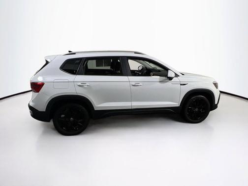 Pure White 2022 Volkswagen Taos 1.5T SE