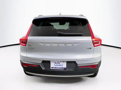 2022 Volvo XC40 T5 Momentum