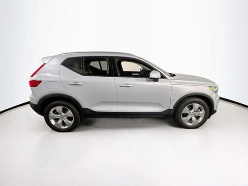2022 Volvo XC40 T5 Momentum