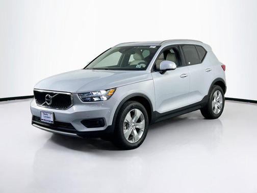 2022 Volvo XC40 T5 Momentum