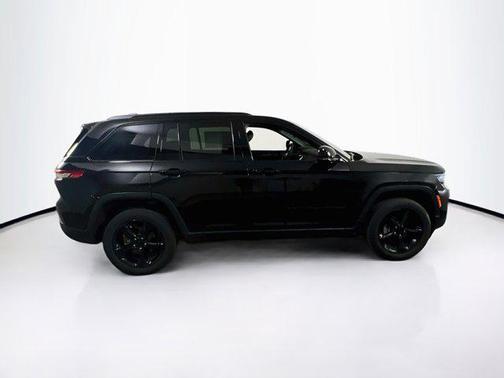 Diamond Black Crystal Pearlcoat 2023 Jeep Grand Cherokee Altitude