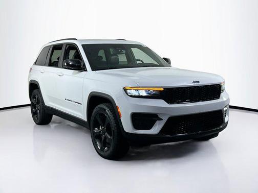 Bright White Clearcoat 2023 Jeep Grand Cherokee Altitude