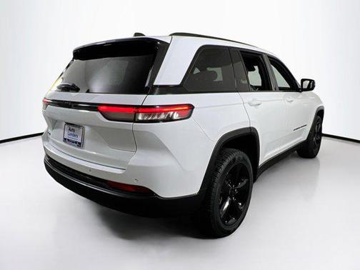 Bright White Clearcoat 2023 Jeep Grand Cherokee Altitude