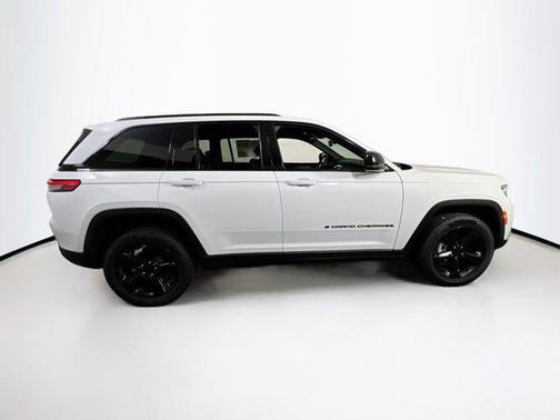 Bright White Clearcoat 2023 Jeep Grand Cherokee Altitude