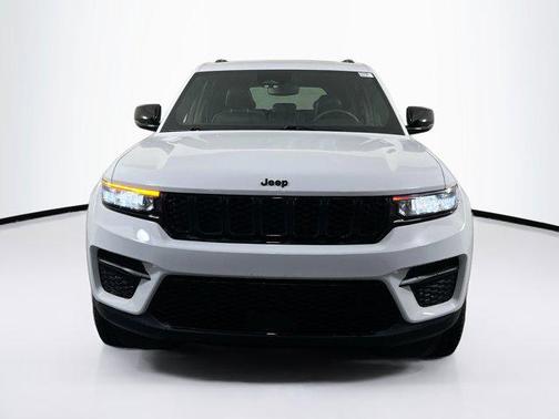 Bright White Clearcoat 2023 Jeep Grand Cherokee Altitude