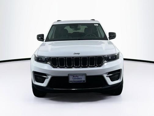 Bright White Clearcoat 2023 Jeep Grand Cherokee Laredo