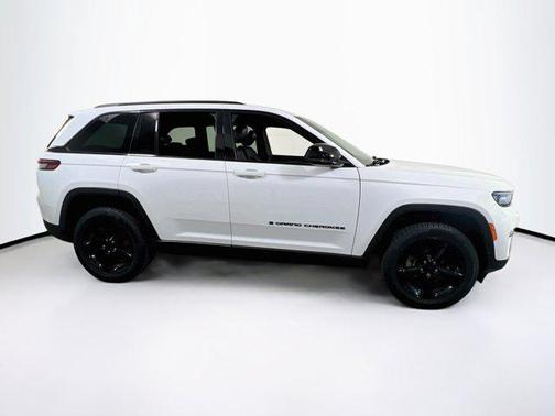 Bright White Clearcoat 2023 Jeep Grand Cherokee Altitude