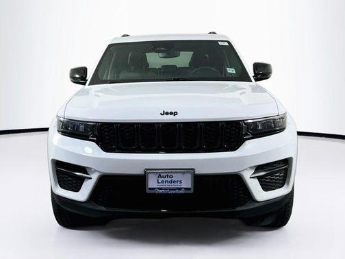 Bright White Clearcoat 2023 Jeep Grand Cherokee Altitude