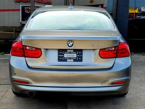 Gold 2017 BMW 320 i