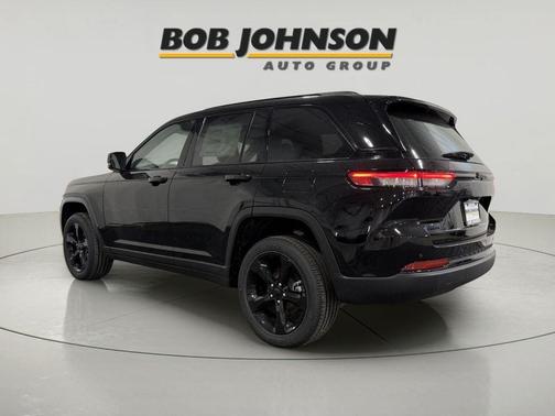 Diamond Black Crystal Pearlcoat 2025 Jeep Grand Cherokee Altitude