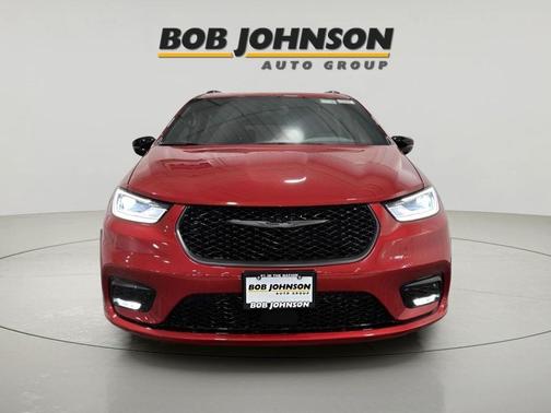 Red Hot Pearlcoat 2026 Chrysler Pacifica L