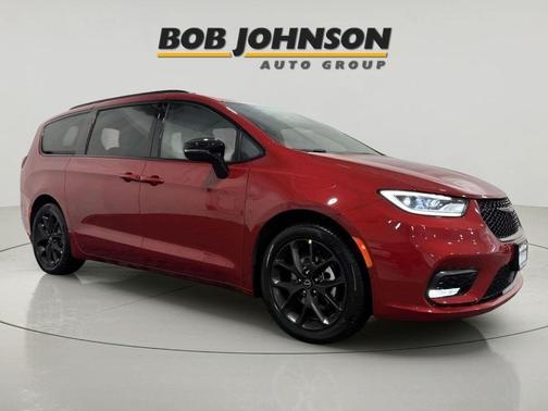 Red Hot Pearlcoat 2026 Chrysler Pacifica L