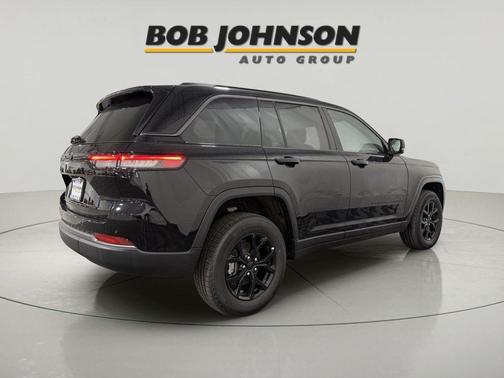 Diamond Black Crystal Pearlcoat 2026 Jeep Grand Cherokee Altitude