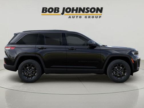 Diamond Black Crystal Pearlcoat 2026 Jeep Grand Cherokee Altitude