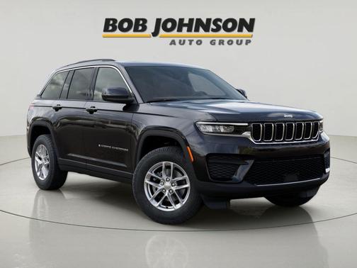 Diamond Black Crystal Pearlcoat 2025 Jeep Grand Cherokee Laredo