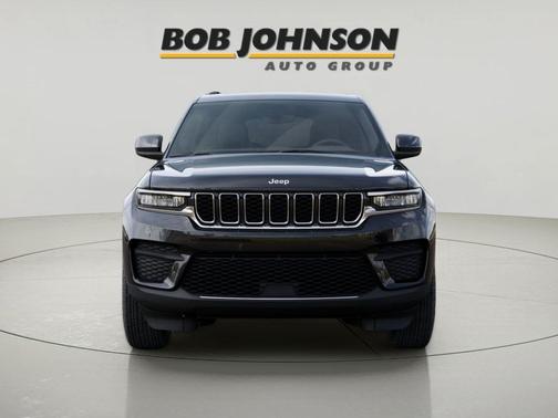 Diamond Black Crystal Pearlcoat 2025 Jeep Grand Cherokee Laredo