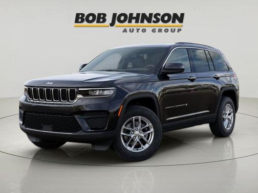 Diamond Black Crystal Pearlcoat 2025 Jeep Grand Cherokee Laredo