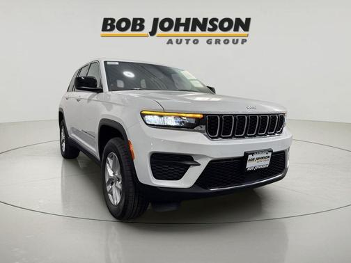 Bright White Clearcoat 2025 Jeep Grand Cherokee Laredo