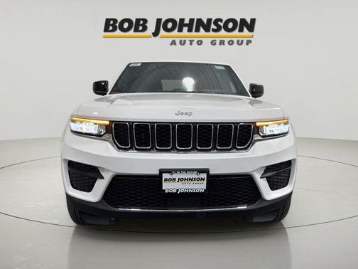 Bright White Clearcoat 2025 Jeep Grand Cherokee Laredo