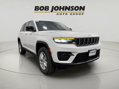 Bright White Clearcoat 2025 Jeep Grand Cherokee Laredo