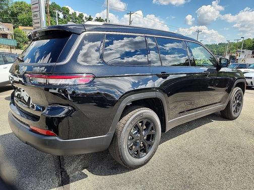 Diamond Black Crystal Pearlcoat 2026 Jeep Grand Cherokee L Altitude