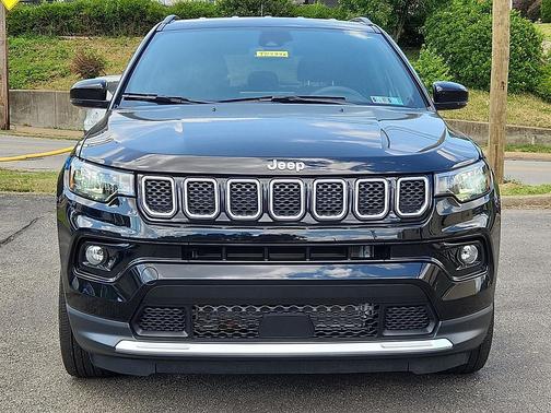 Diamond Black Crystal Pearlcoat 2023 Jeep Compass Limited