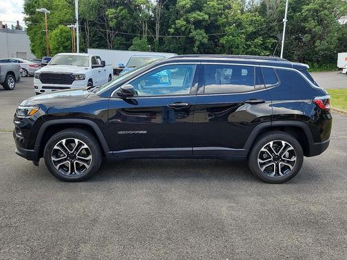 Diamond Black Crystal Pearlcoat 2023 Jeep Compass Limited
