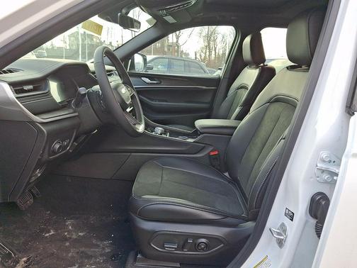 2026 Jeep Grand Cherokee Altitude