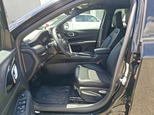 Diamond Black Crystal Pearlcoat 2026 Jeep Compass Latitude