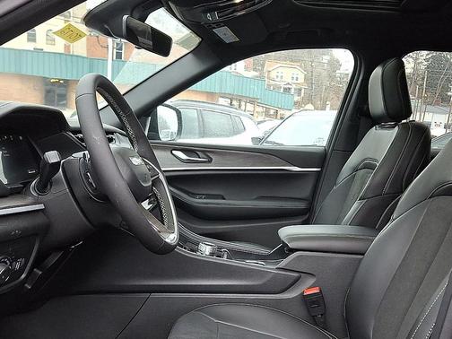 Bright White Clearcoat 2026 Jeep Grand Cherokee Altitude