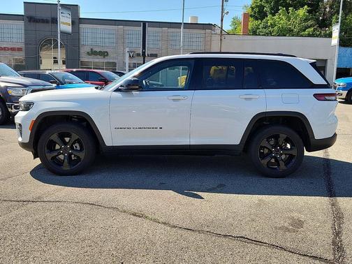 Bright White Clearcoat 2023 Jeep Grand Cherokee Altitude