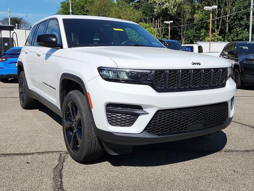 Bright White Clearcoat 2023 Jeep Grand Cherokee Altitude