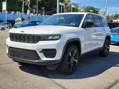 Bright White Clearcoat 2023 Jeep Grand Cherokee Altitude