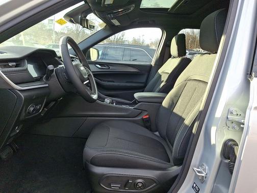 Silver Zynith 2025 Jeep Grand Cherokee Laredo