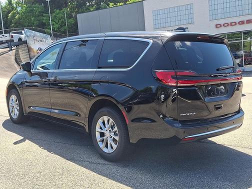 Diamond Black Crystal Pearlcoat 2027 Chrysler Pacifica L