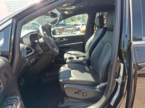 Diamond Black Crystal Pearlcoat 2027 Chrysler Pacifica L