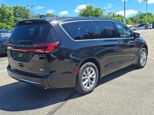 Diamond Black Crystal Pearlcoat 2027 Chrysler Pacifica L