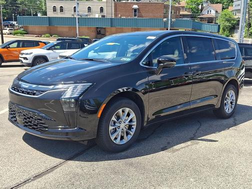 Diamond Black Crystal Pearlcoat 2027 Chrysler Pacifica L