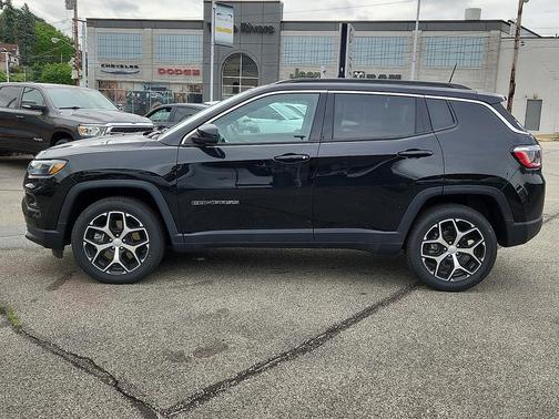 Diamond Black Crystal Pearlcoat 2024 Jeep Compass Limited