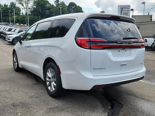 Bright White Clearcoat 2027 Chrysler Pacifica L