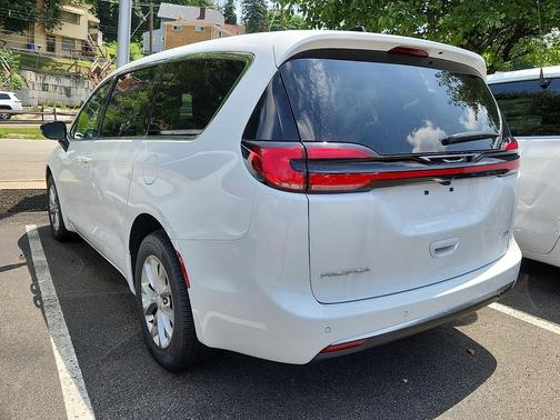 Bright White Clearcoat 2027 Chrysler Pacifica L