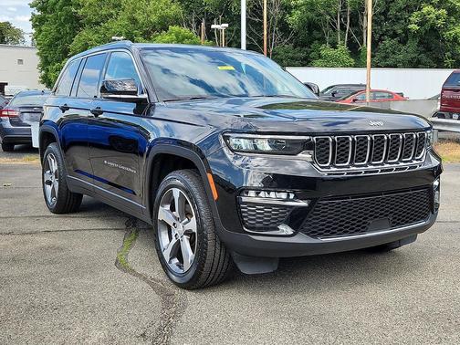 Diamond Black Crystal Pearlcoat 2023 Jeep Grand Cherokee Limited